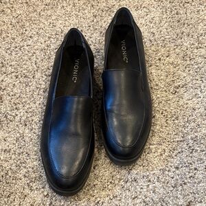 Vionic Women’s Classic Black Slip-On Loafers. Rubber sole. Nicely arched footbed